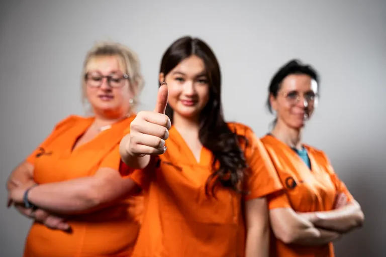 Zufriedene Patientin mit Pflegekraft