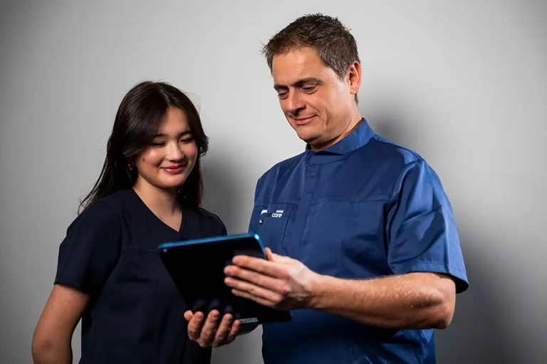 Pflegefachkraft mit Tablet