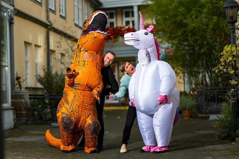 Kinder in Kostümen in der Schule
